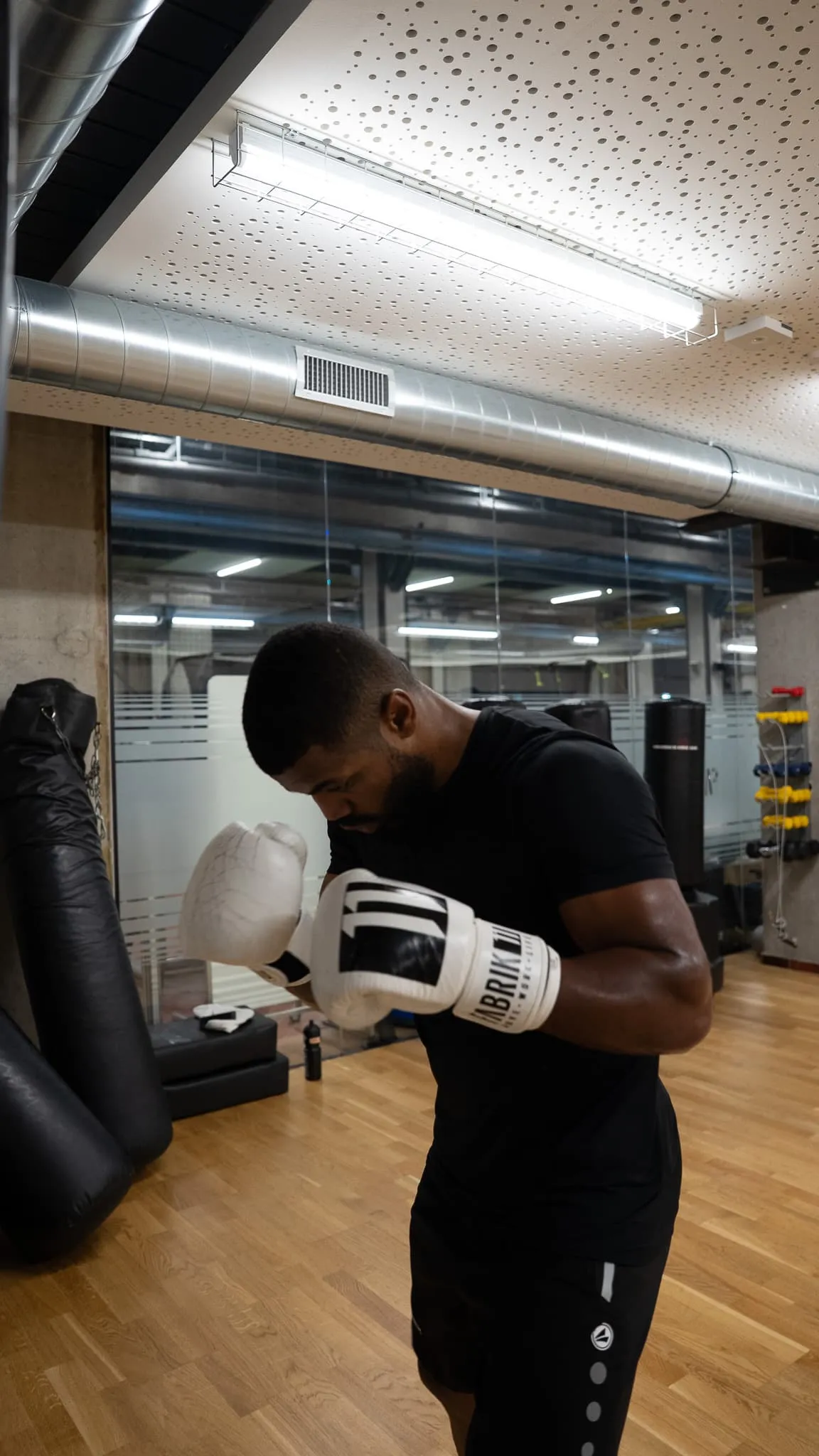 Konzentrierter Boxer in Grundstellung beim Boxtraining in Dübendorf