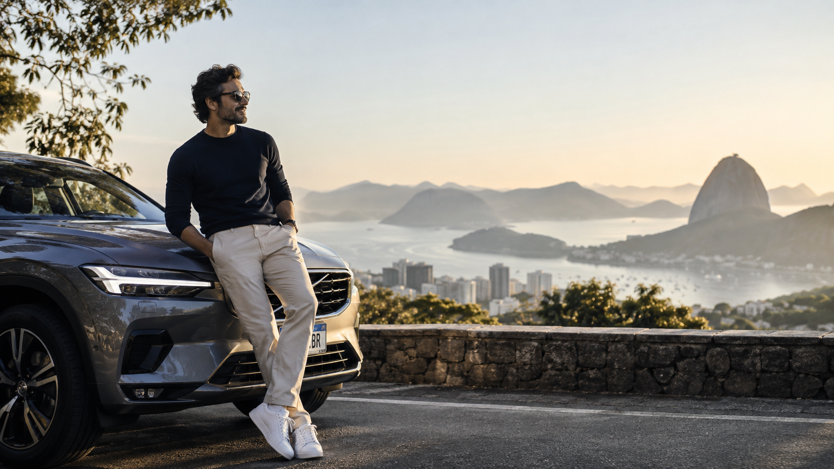 Pessoa ao lado de um automóvel em contexto cotidiano, representando seguro auto