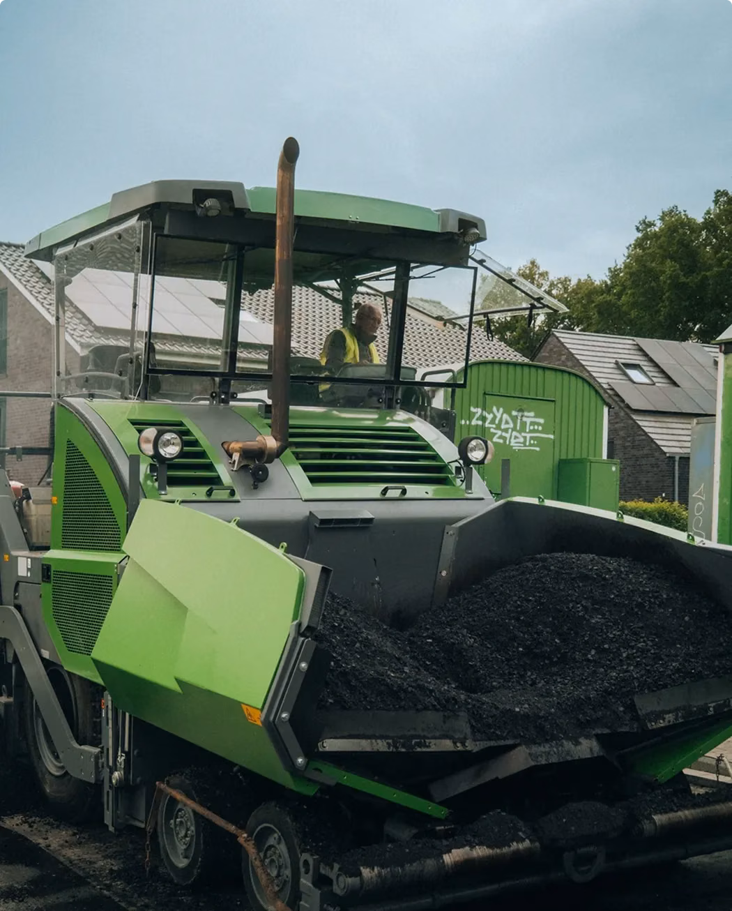 Asphaltfertiger auf einer Tiefbaustelle