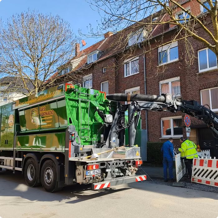Kompakter Sauger auf einer engen Baustelle