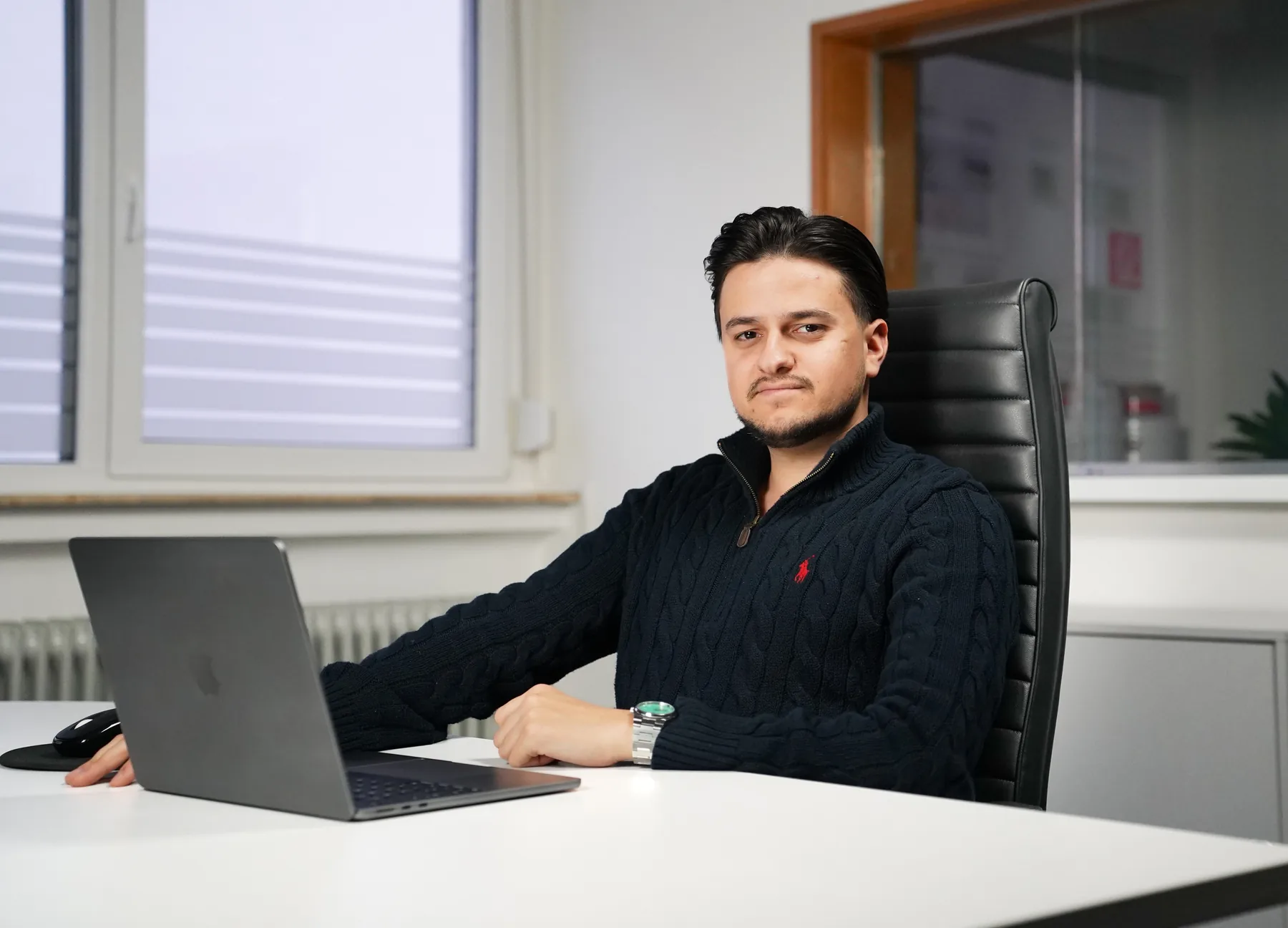 Volkan Isildak, Gründer von onairfy, auf der Bühne