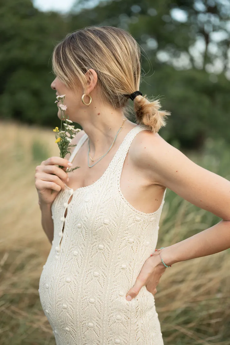Donna in gravidanza con fiore