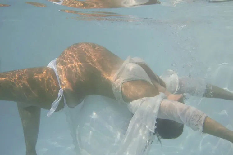 Foto di donna in gravidanza sott'acqua