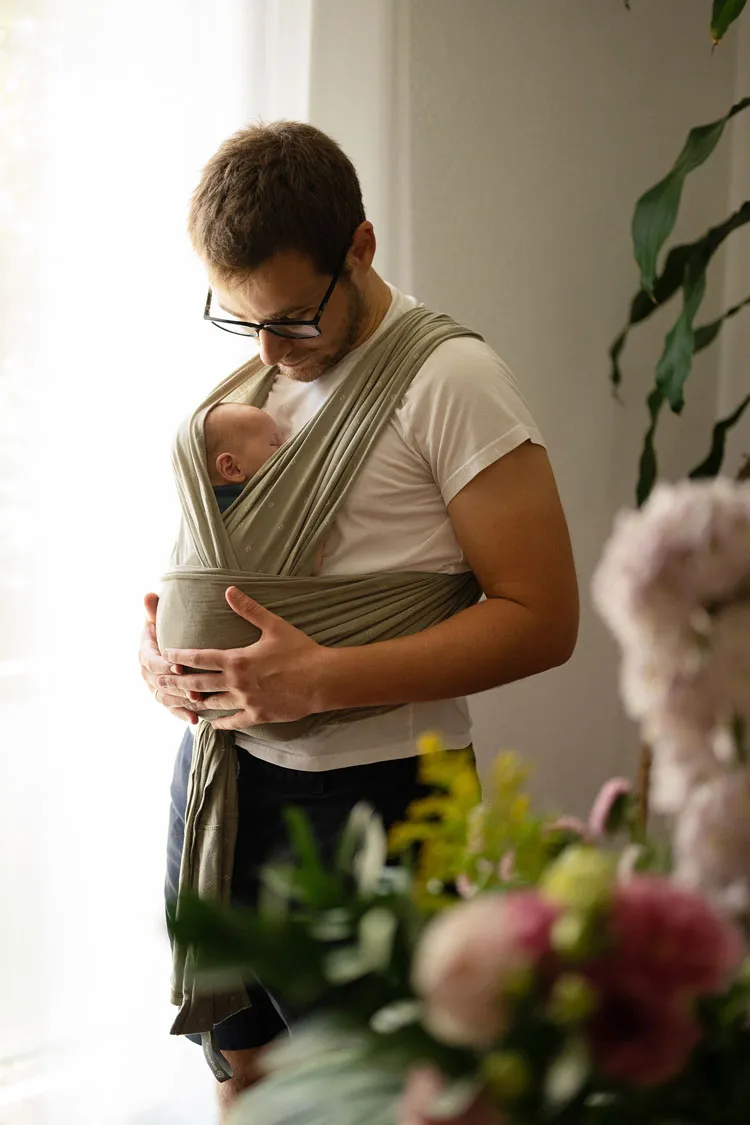 Neonato in braccio a papà
