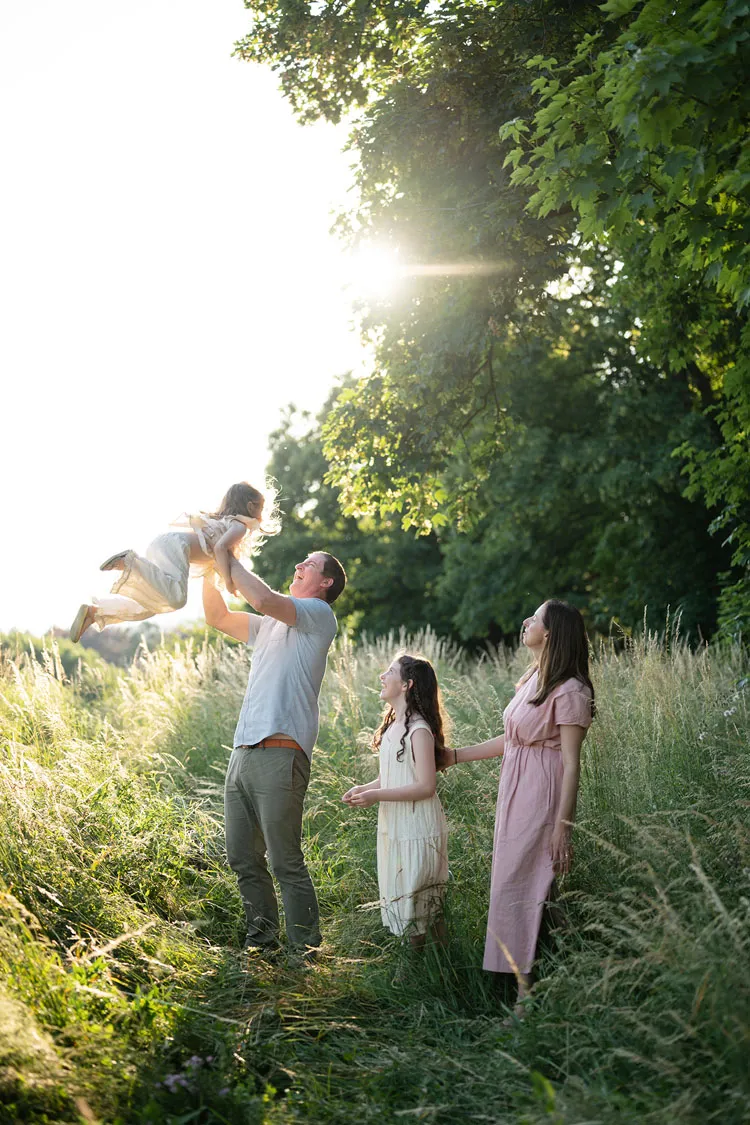 Foto di famiglia felice in campagna