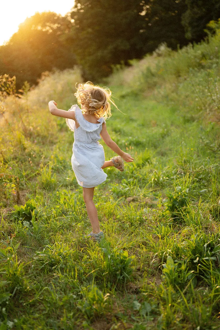 Foto di bambina che corre felice