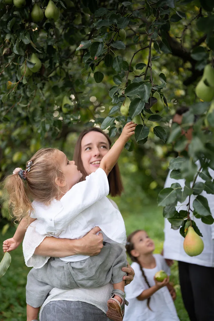 Foto di famiglia nel giardino di casa