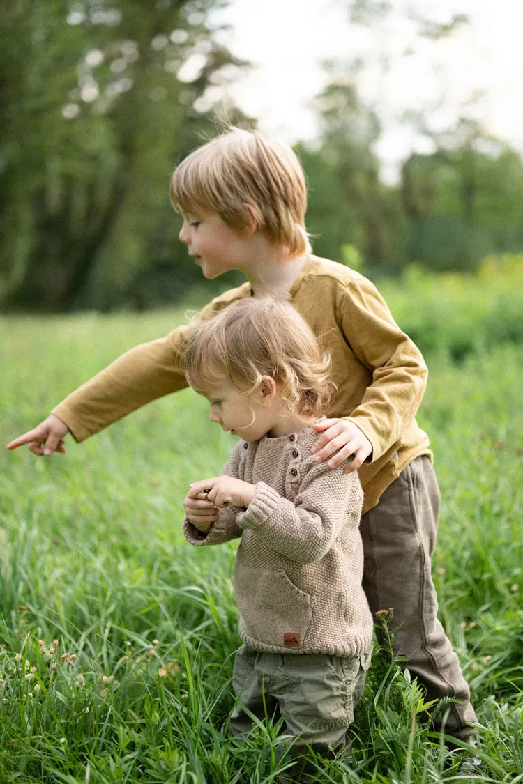 Foto fratellini nella natura