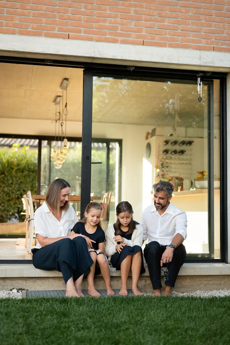Foto di famiglia nel giardino di casa