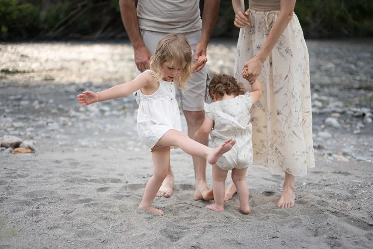 Foto di famiglia che gioca in spiaggia