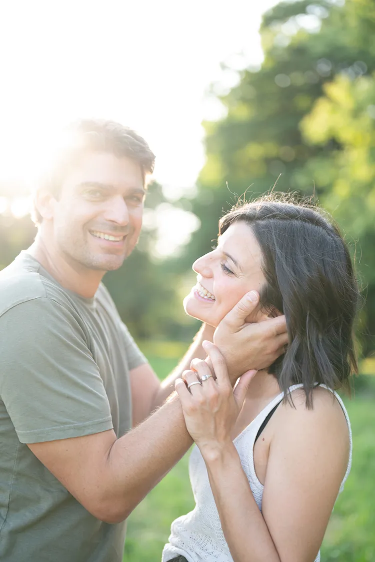 Marito che accarezza moglie incinta