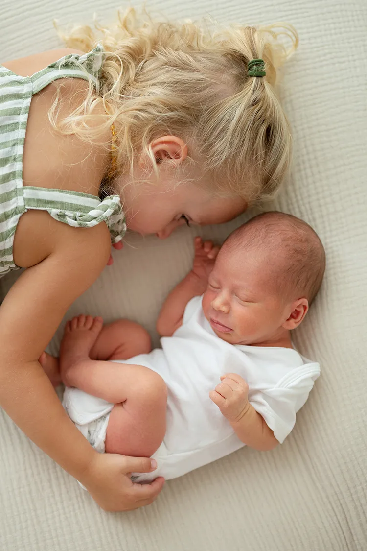 Sorellina con fratellino neonato