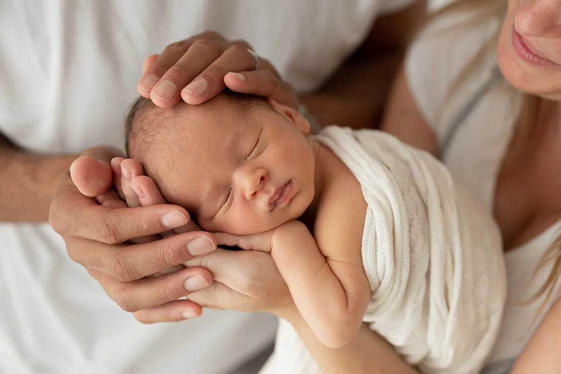Neonato che dorme sereno