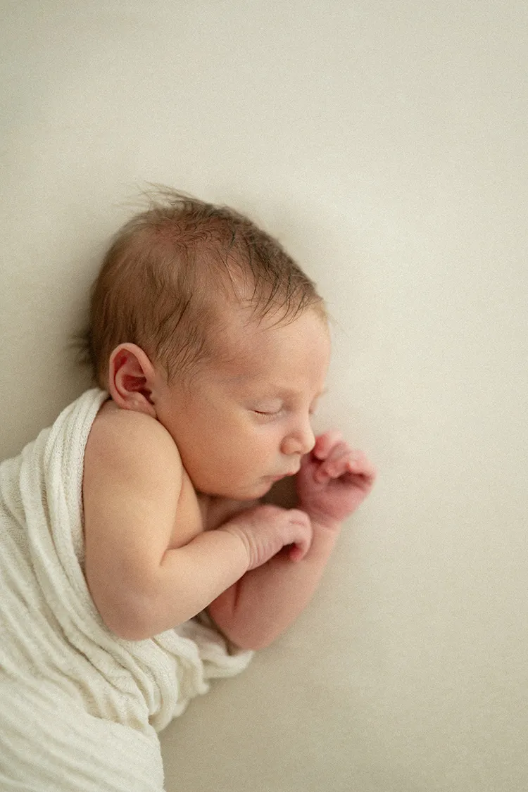 Neonato che dorme sereno