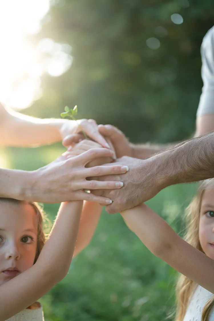Foto di famiglia che si tiene le mani
