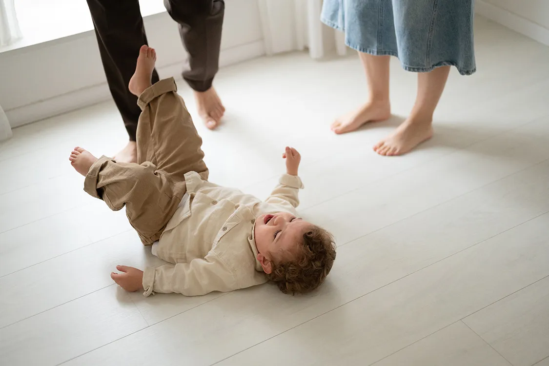 Foto di famiglia che si divertono in studio