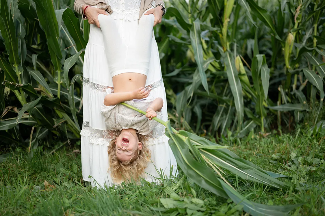 Foto di famiglia che fanno piroette