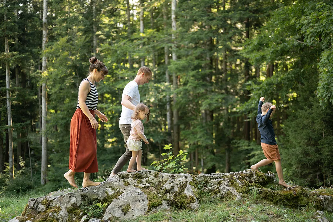 Foto di famiglia nel bosco