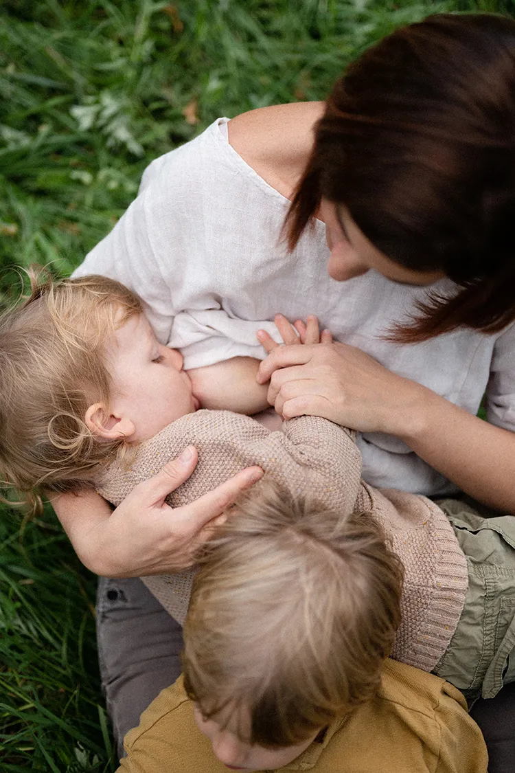 Foto di mamma che allatta