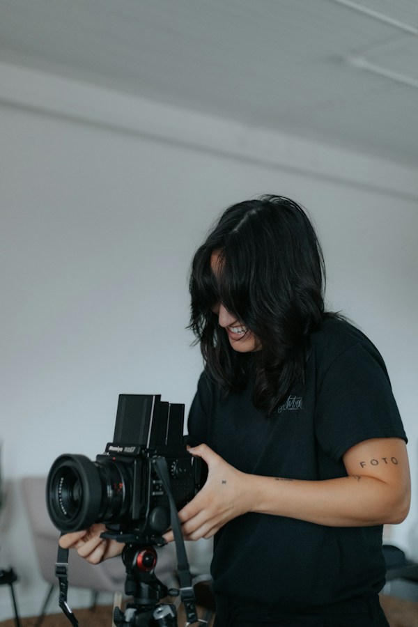 Fotograf tar bilder av ansatt hos et advokatfirma