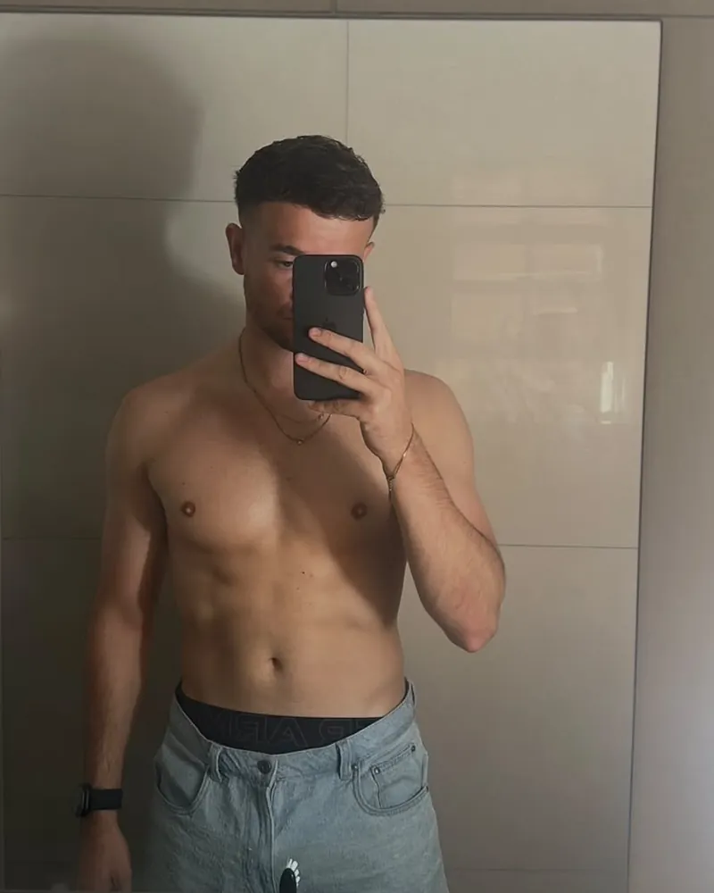 Zak leaner after cutting down for running, mirror selfie