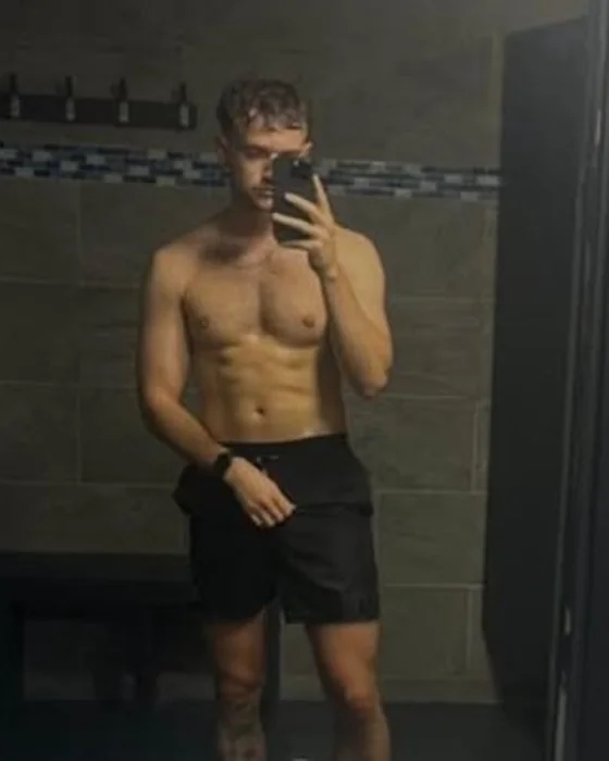 Zak at 88kg at the end of his muscle-building phase, mirror selfie in a gym changing room