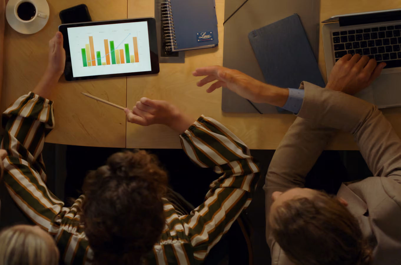 Equipo analizando gráficos de datos en una pantalla