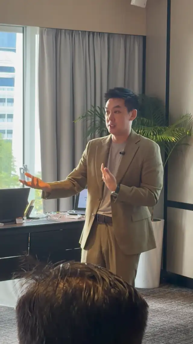 Iwan Yang facilitating a corporate presentation skills session in a Singapore meeting room