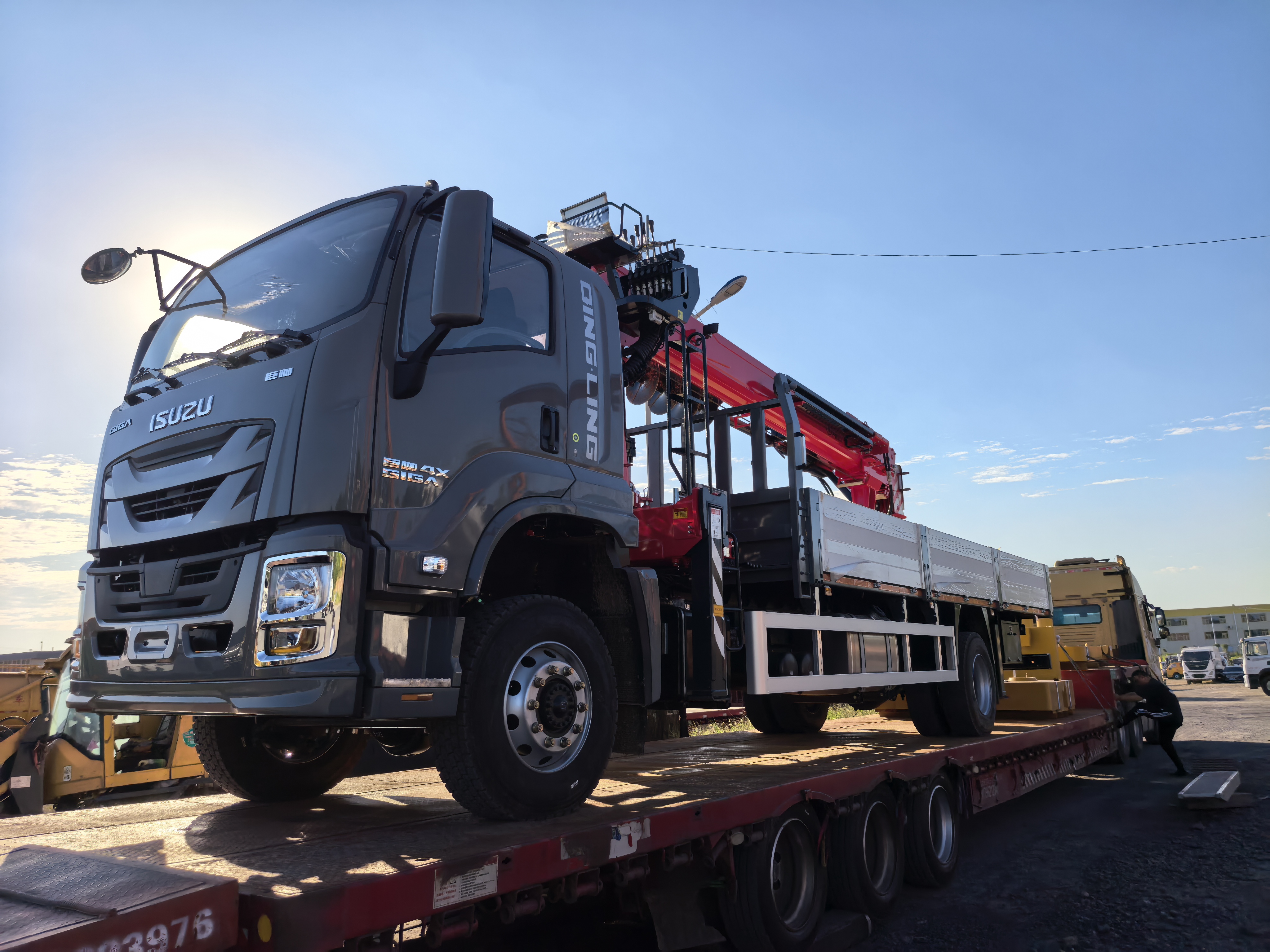 ISUZU GIGA с краном-манипулятором на трале — реальный проект HENGVO
