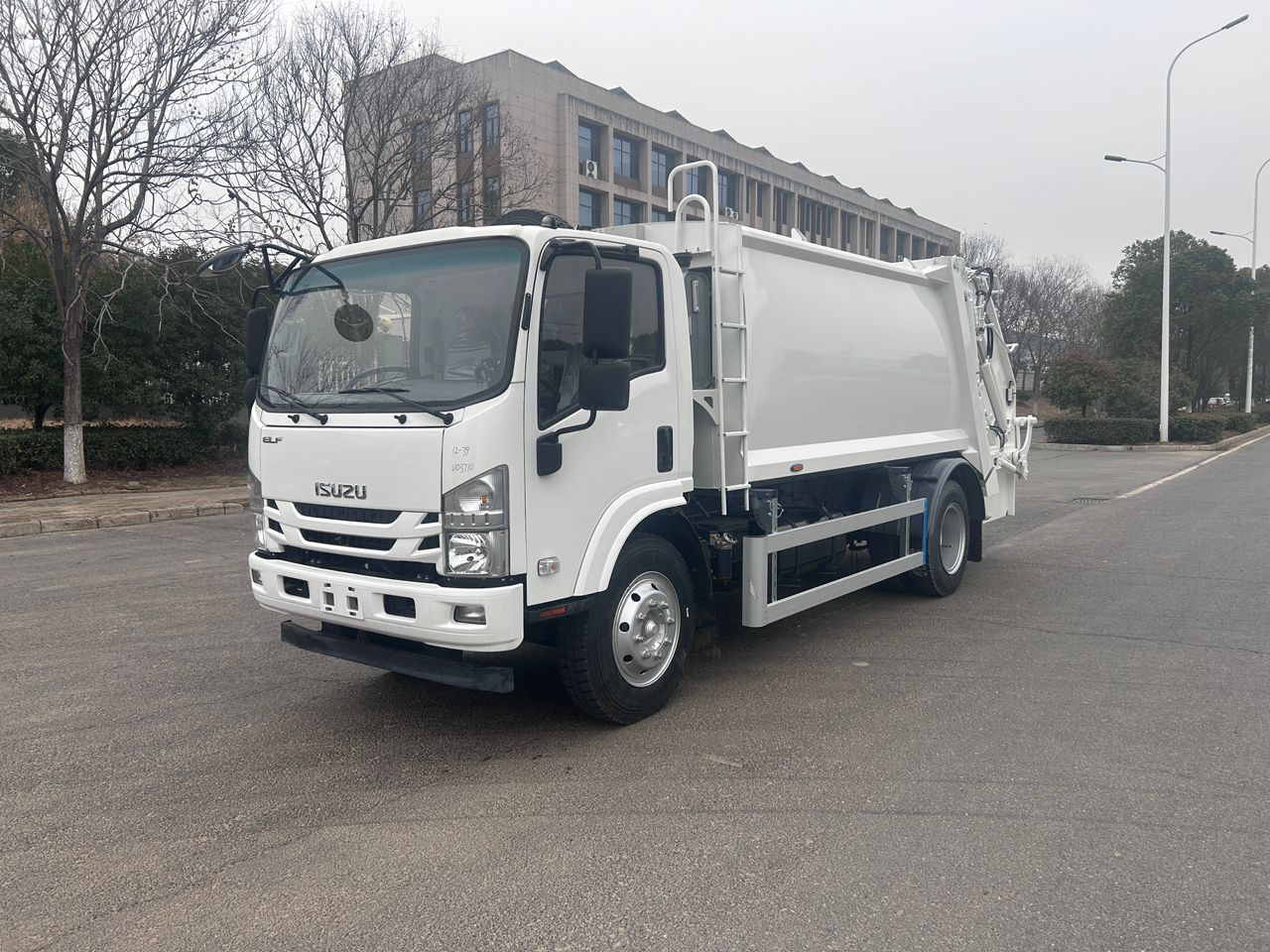 Мусоровоз с задней загрузкой на шасси ISUZU