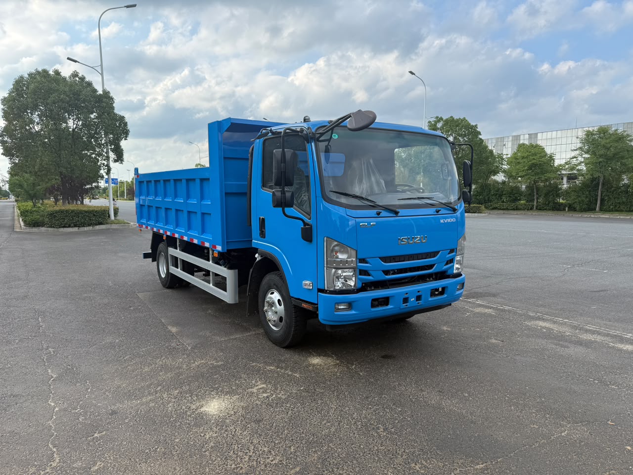 Синий самосвал ISUZU с металлическим кузовом