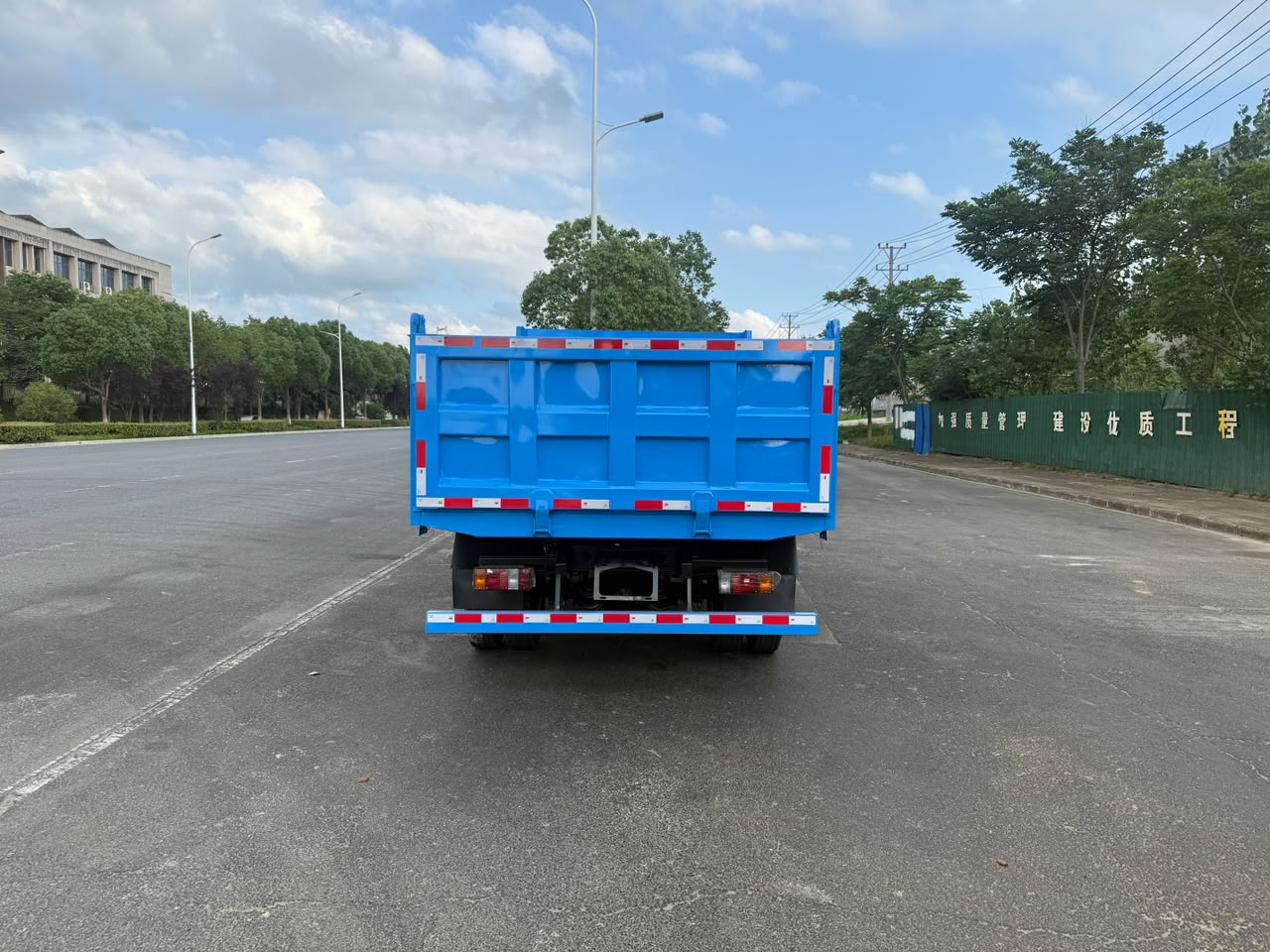 Синий самосвал QINGLING ISUZU — боковой ракурс