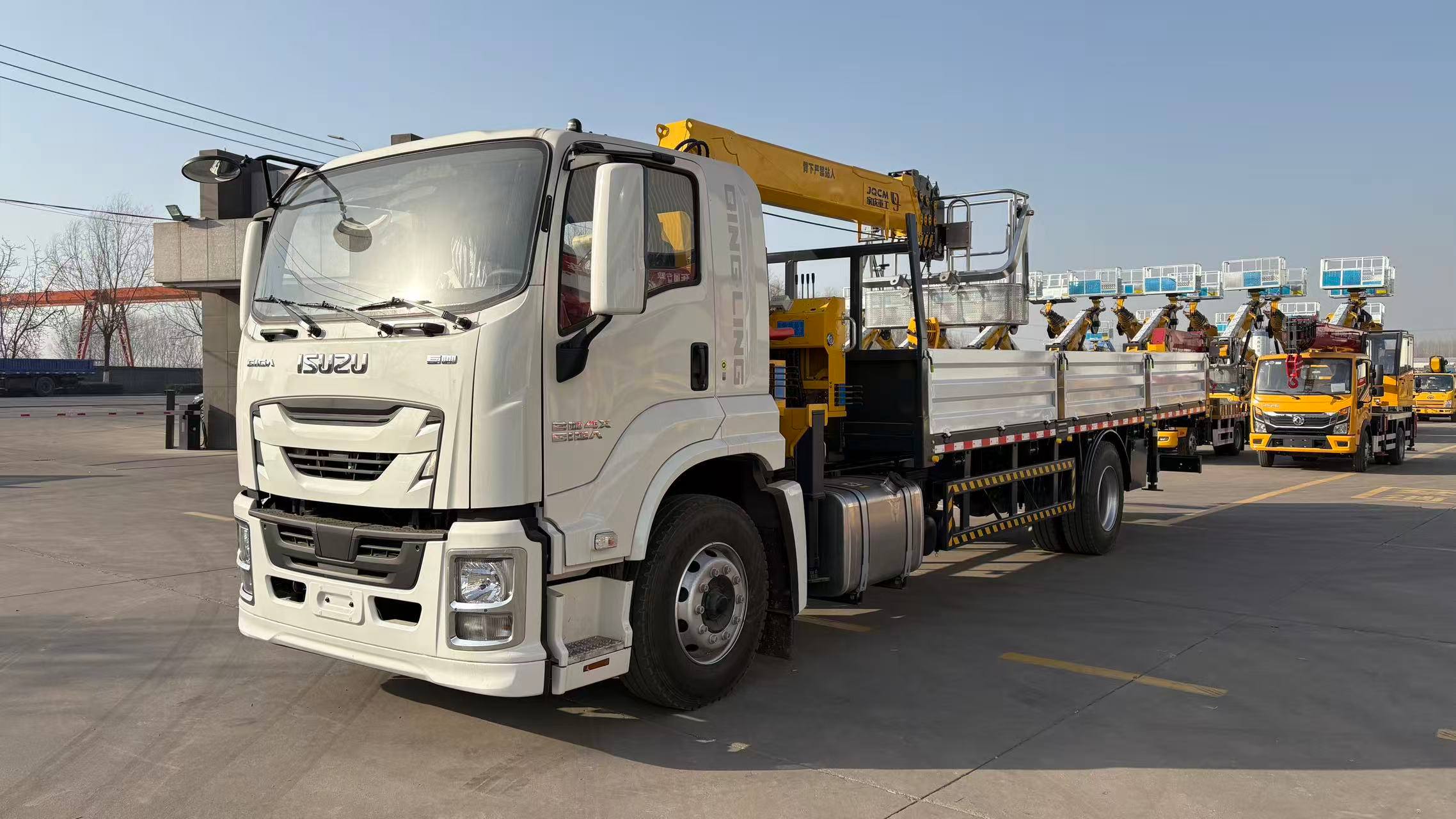 Бортовой грузовик ISUZU с краном-манипулятором