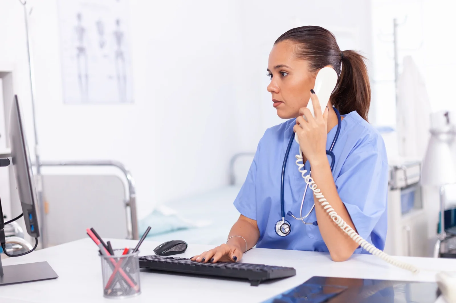 Télésecrétariat médical : externalisé vs IA, que choisir ?