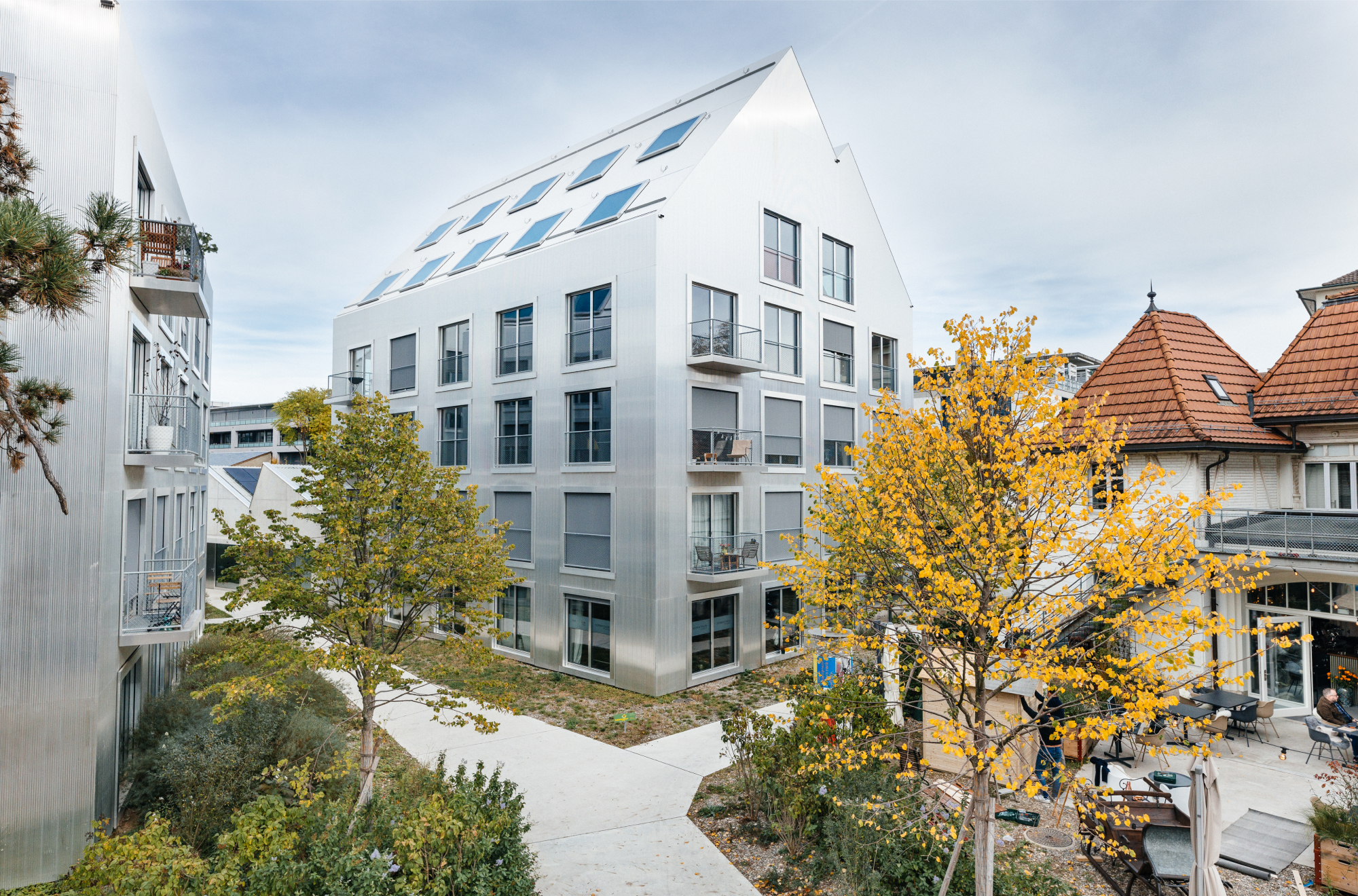 An outside photo of Hardstrasse 41 where Serratonin Pilates is located