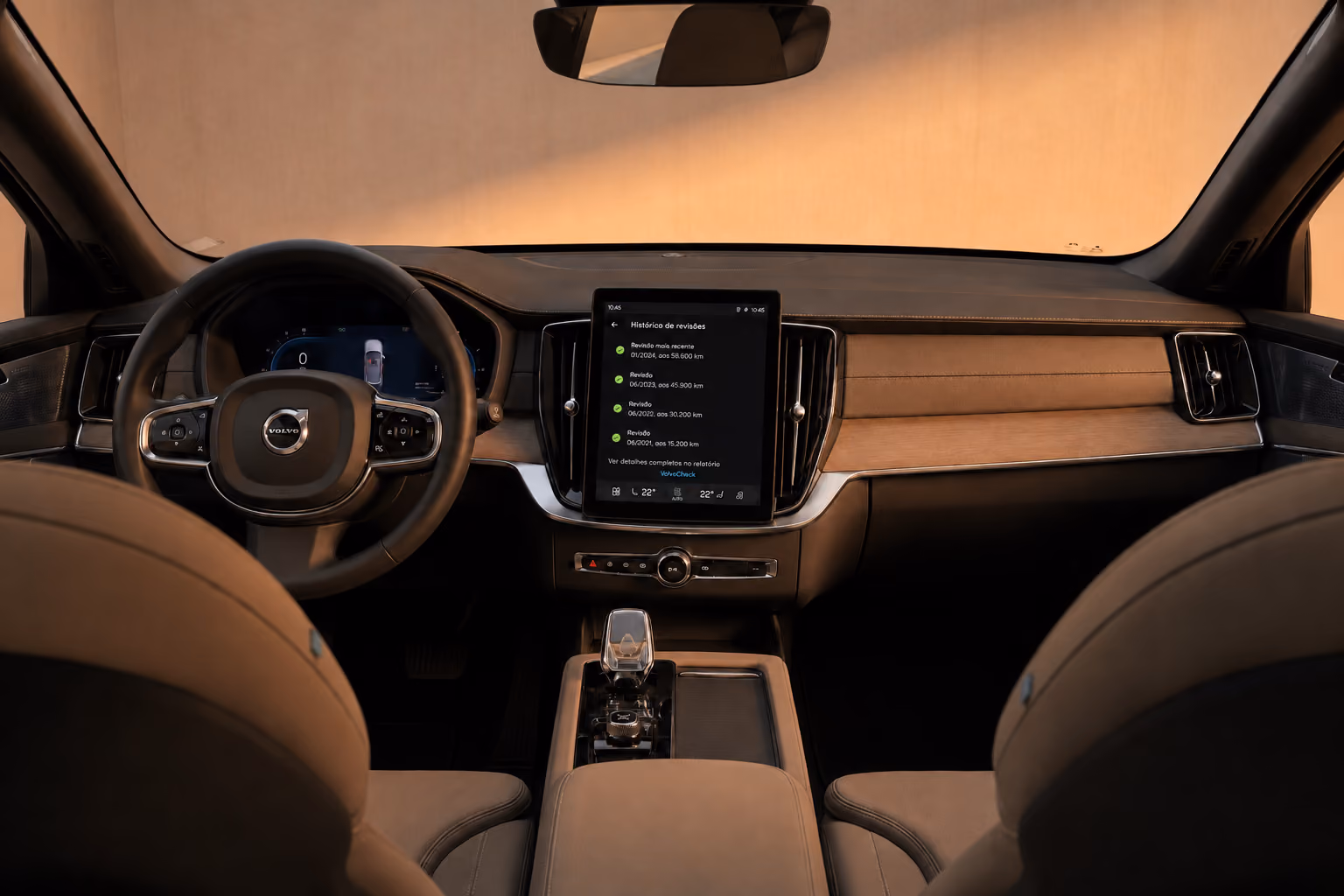 Interior de um Volvo com tablier e ecrã central