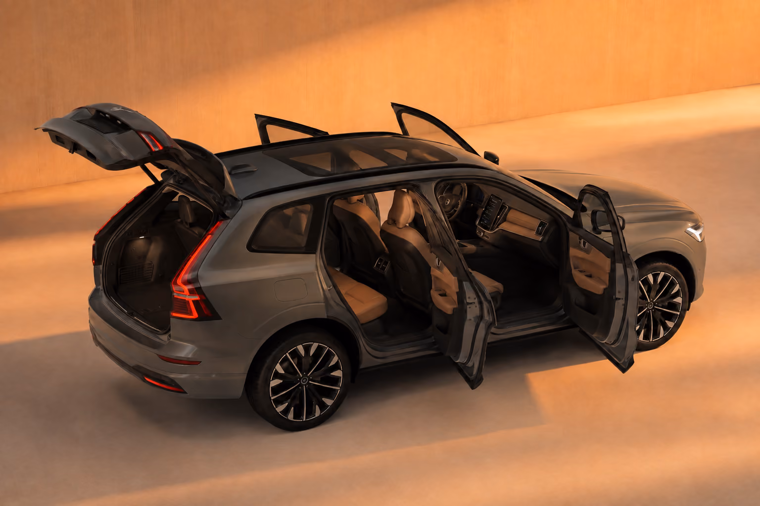 SUV Volvo cinzento com portas e bagageira abertas