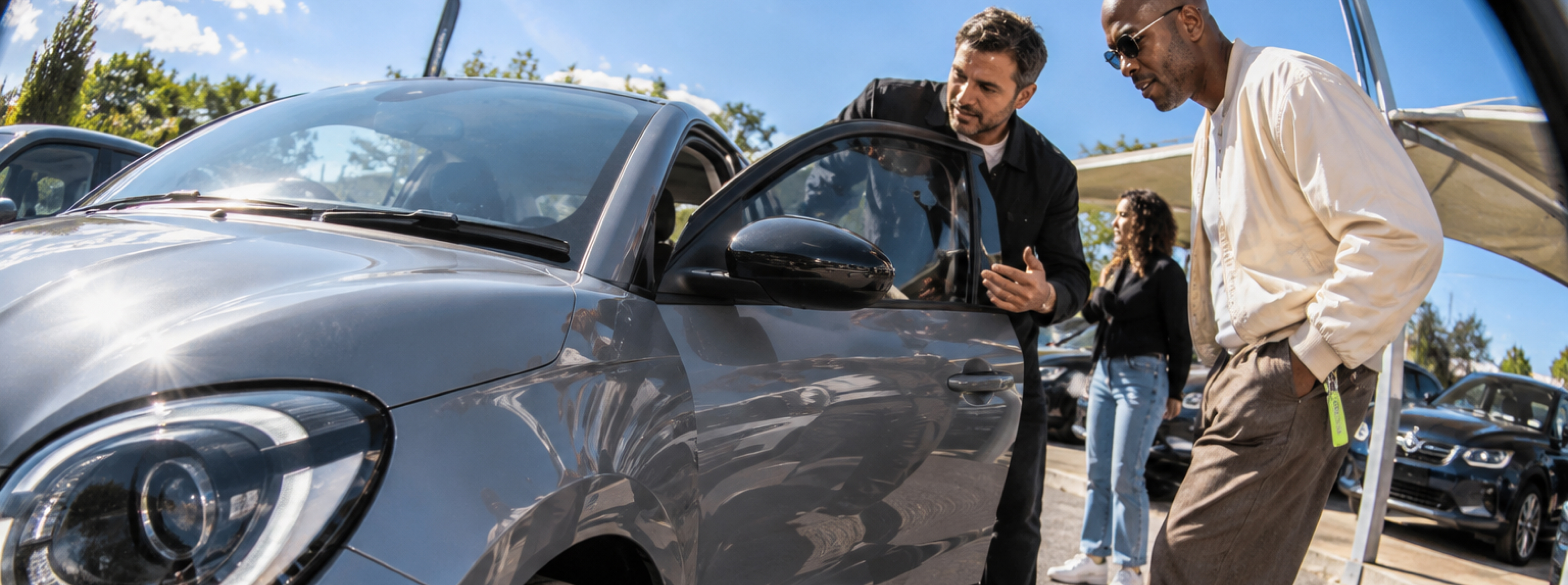 Interessados a ver um carro à venda num stand