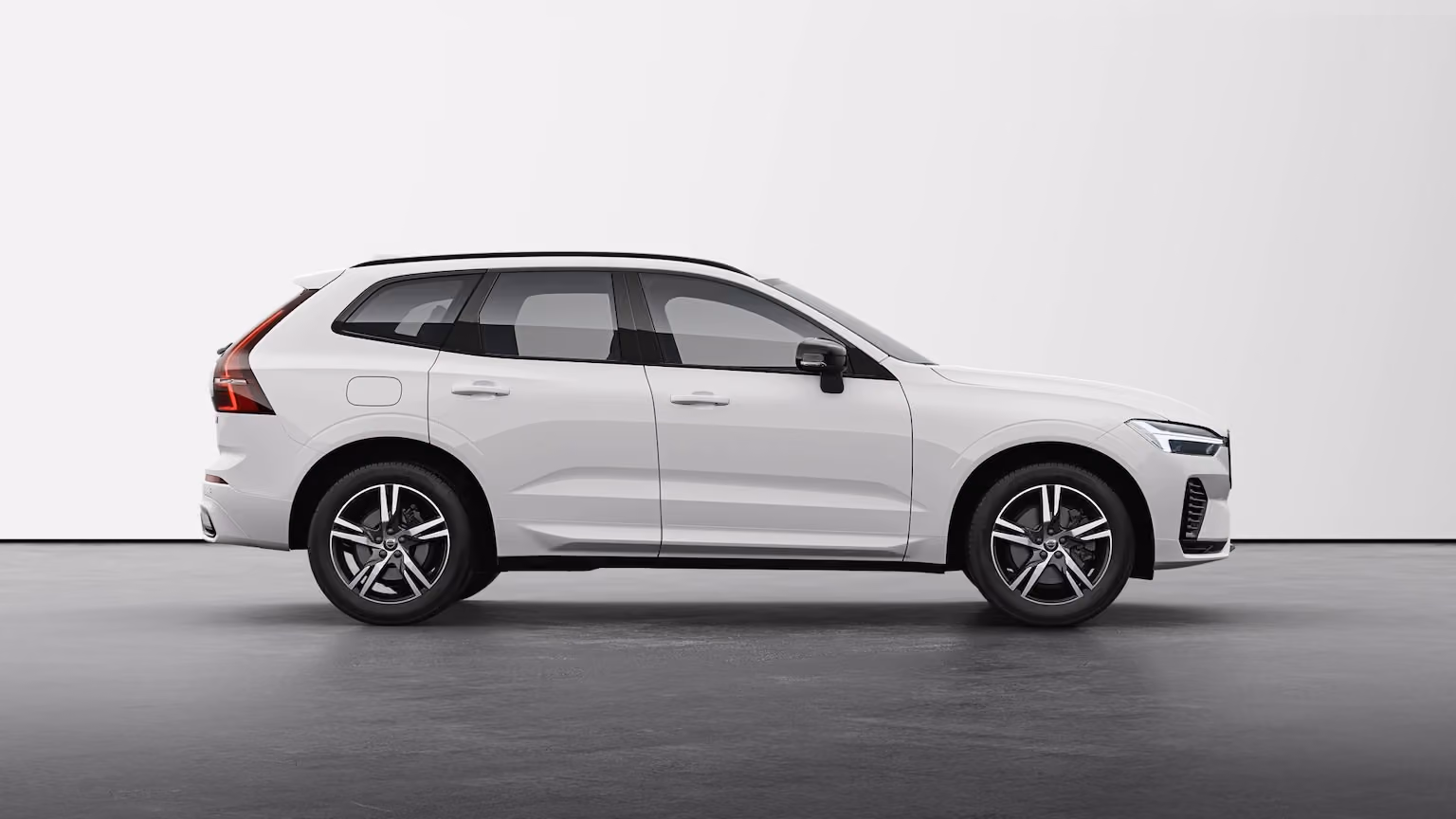 Volvo XC60 T6 híbrido plug-in branco, vista lateral