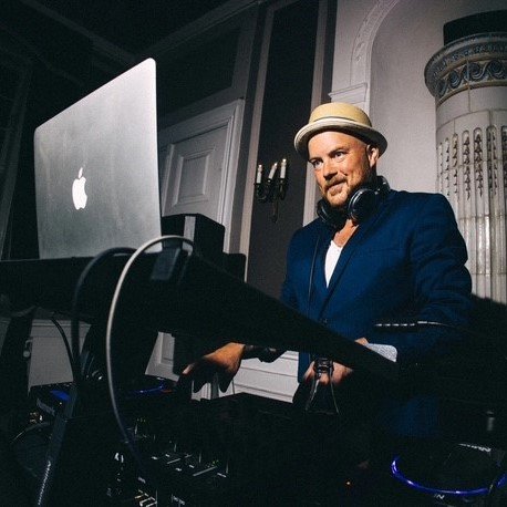 Musiker ved en computer og musikudstyr.