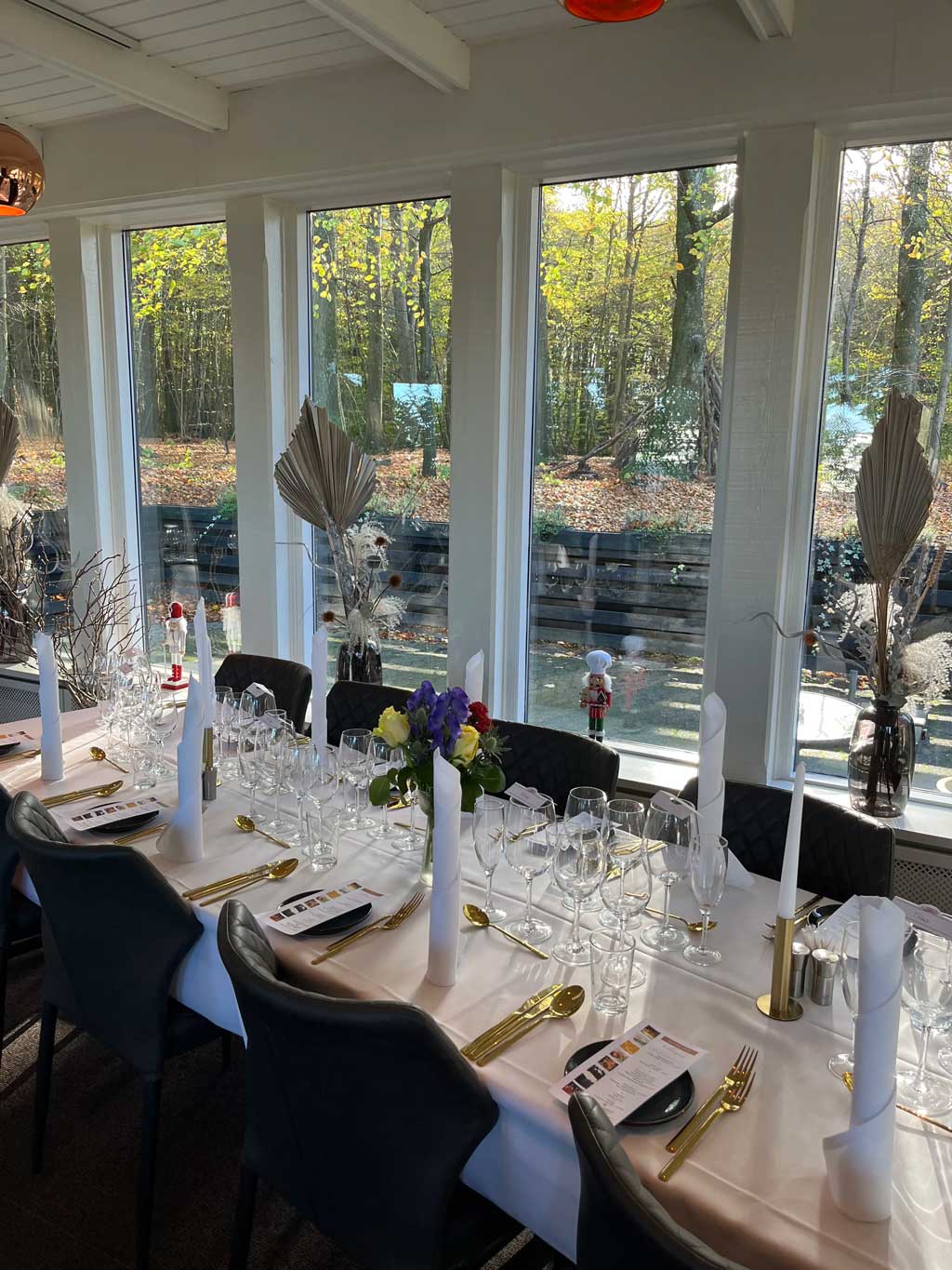 Festopdækning ved vinduerne i Glassalen på Lilleringskov med udsigt til skoven.