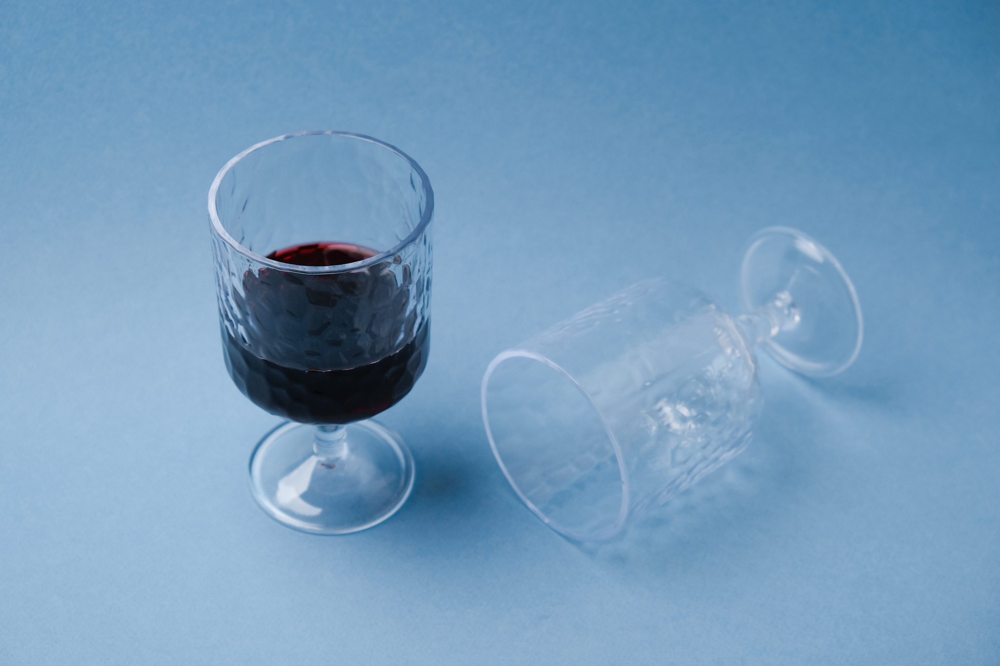 Hammered Wine Glass wit Wine
