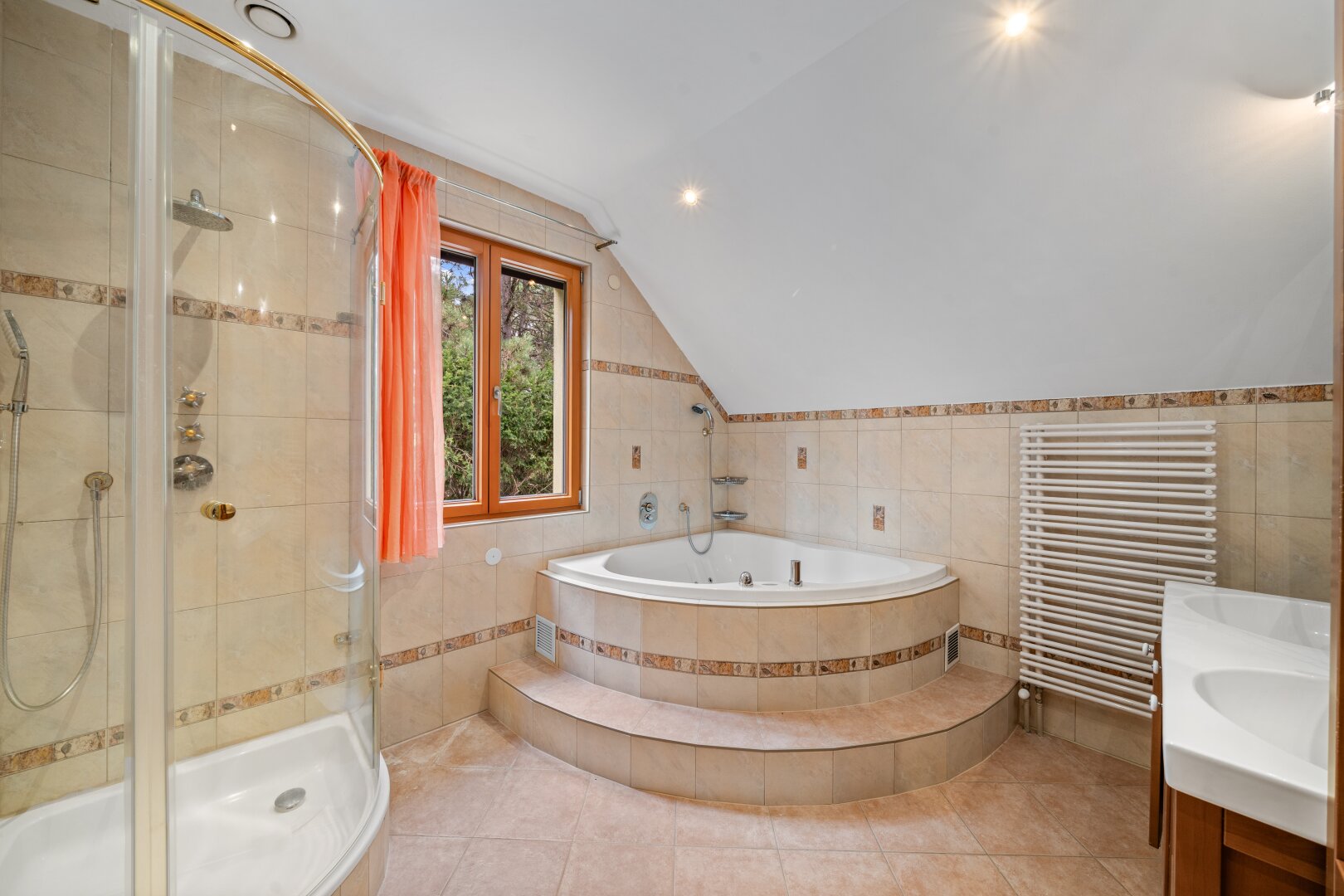 Badezimmer (Dachgeschoss)