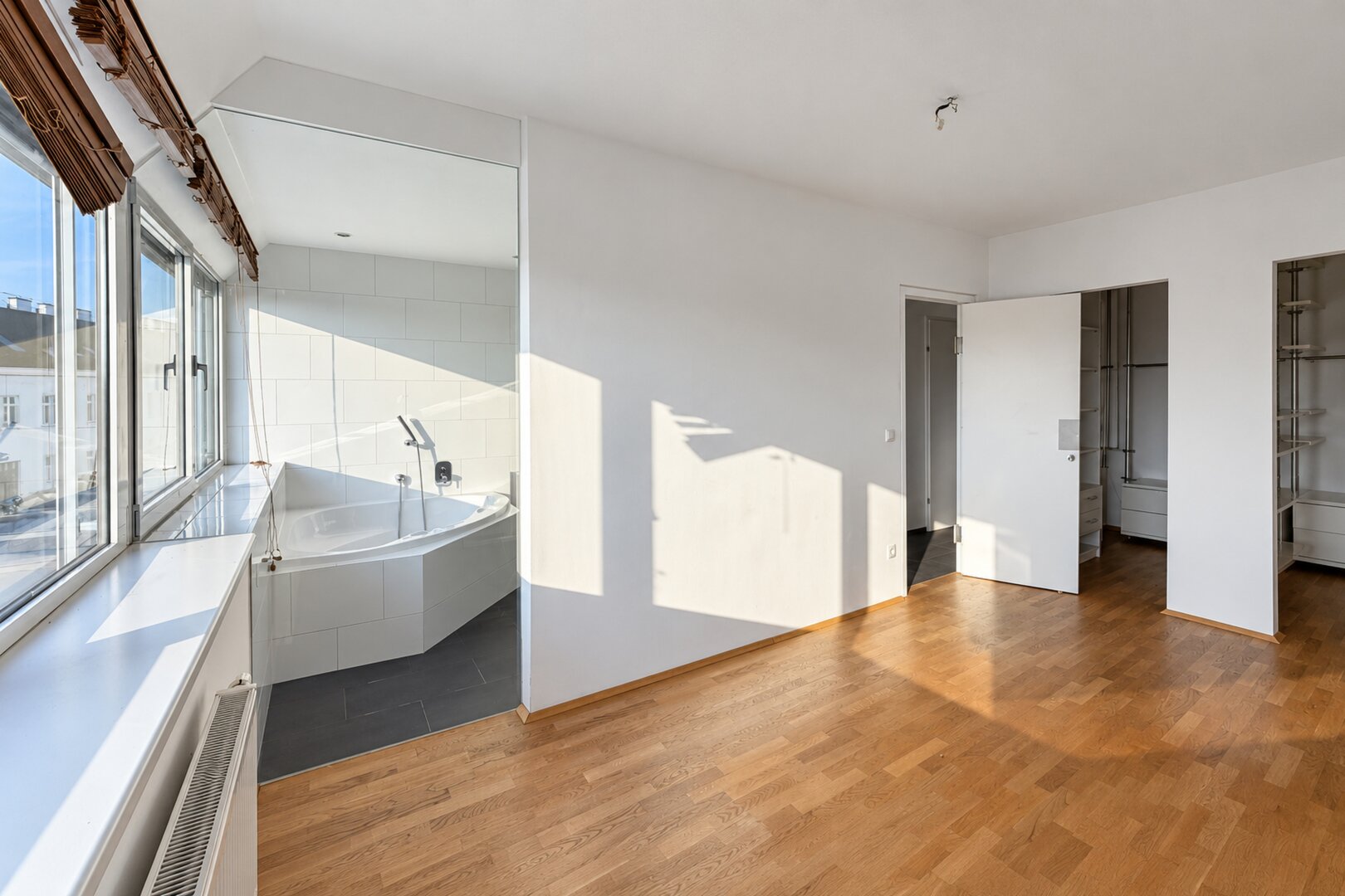 Zimmer 2, Schankraum