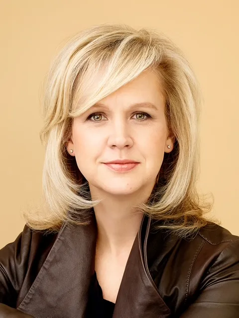professional photo of Deirdre Latour