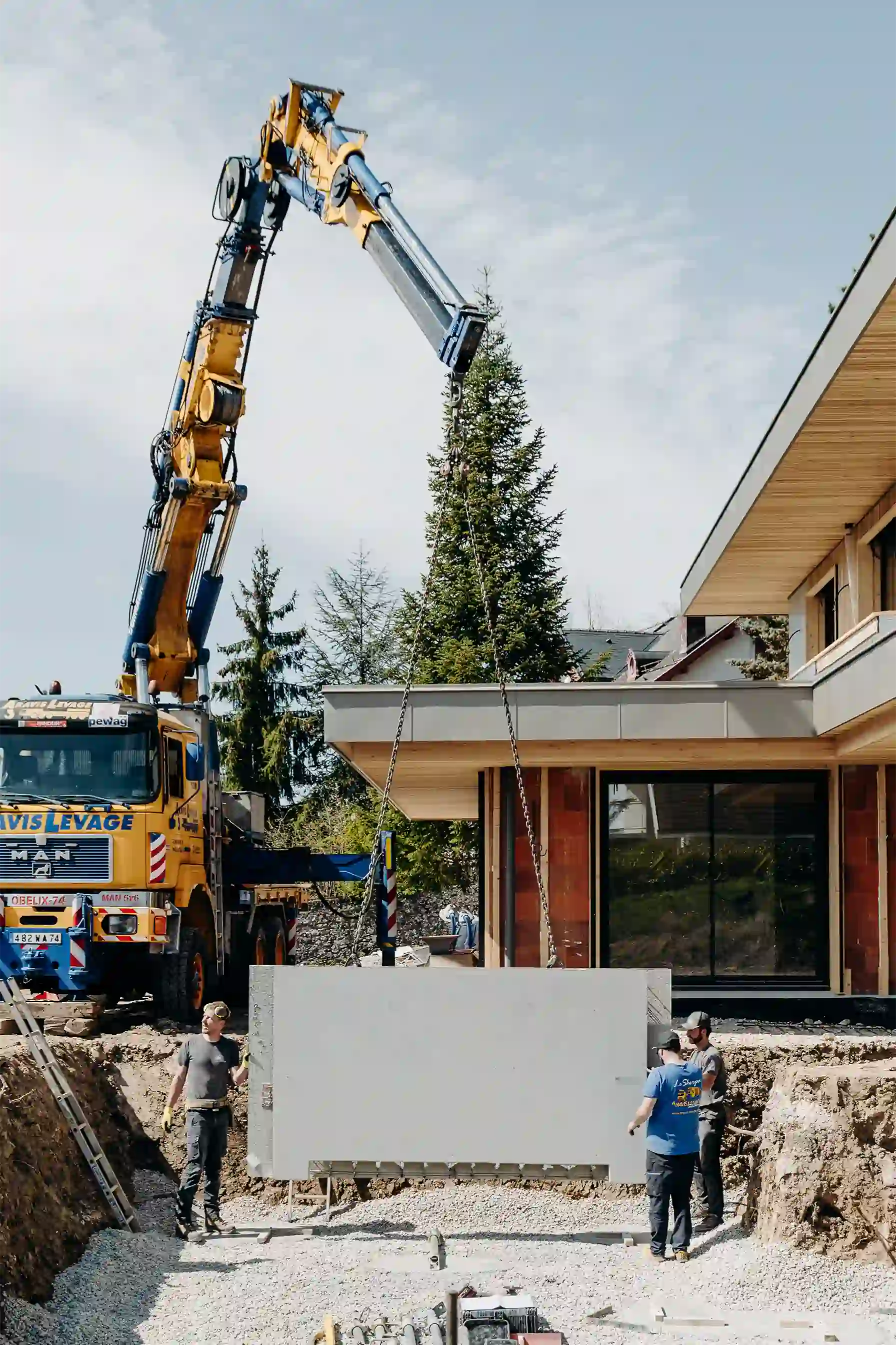 chantier de construction de piscine chez un particulier