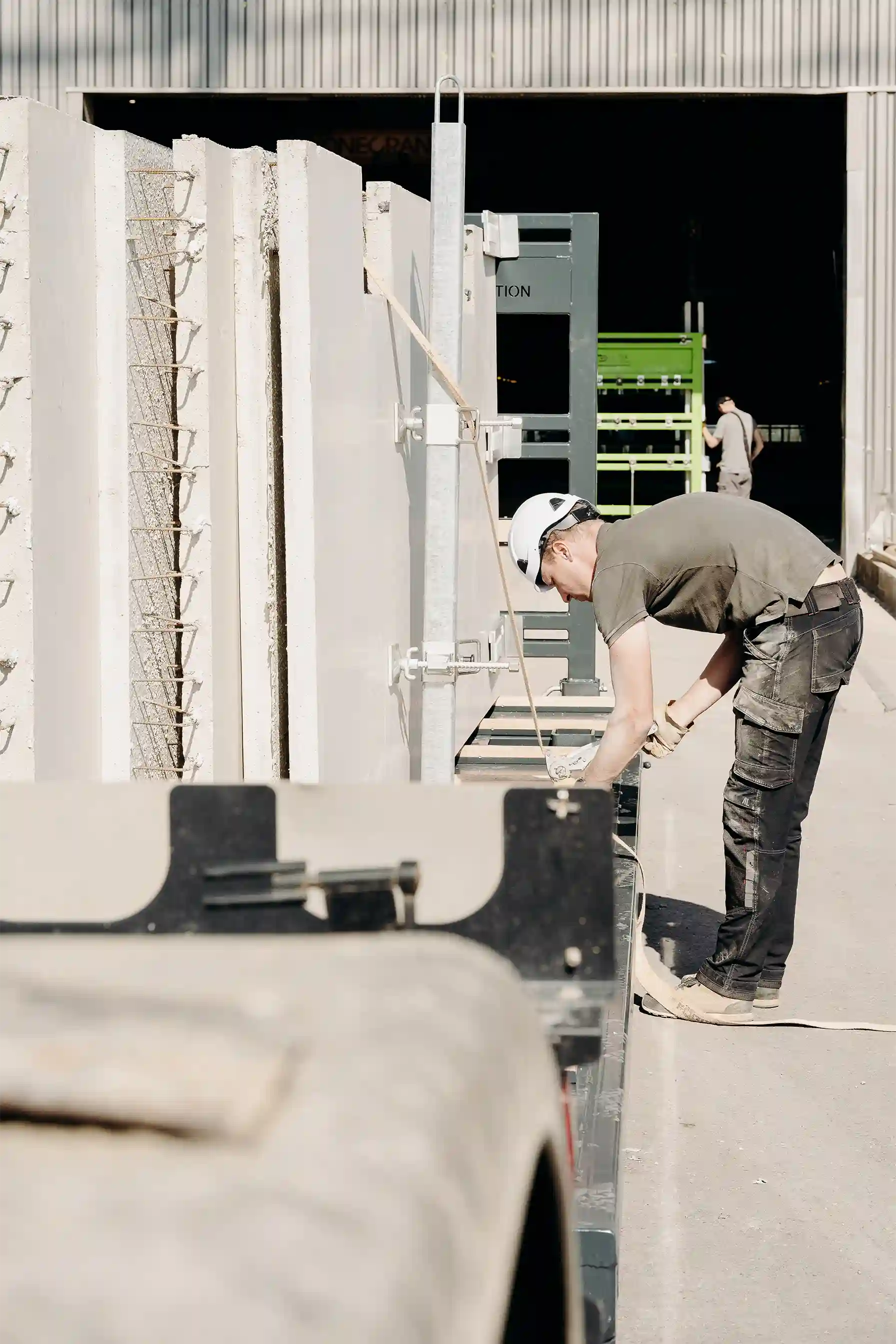 chargement vertical de prémurs sur le plateau Prefalift