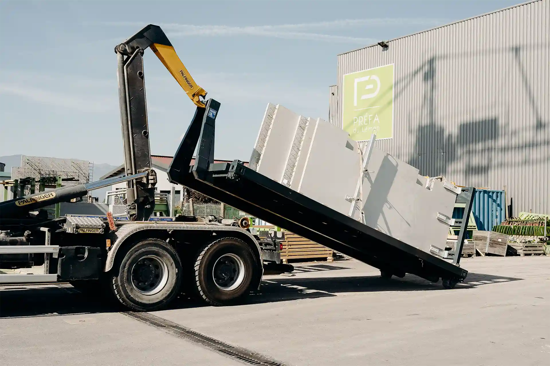 Plateau Prefalift Solution sur un porteur Ampliroll