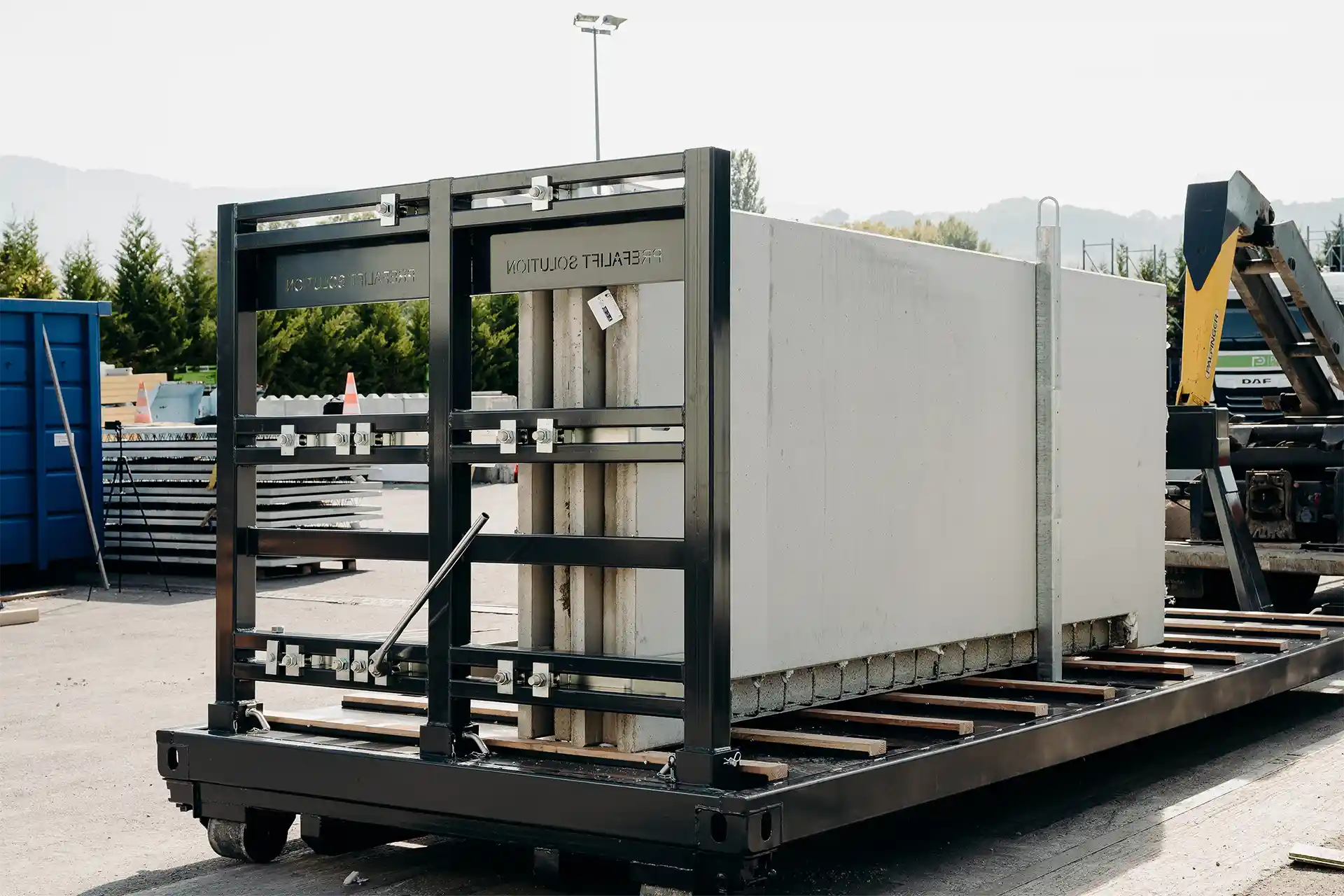 Plateau Prefalift Solution chargé avec des prémurs à la verticale