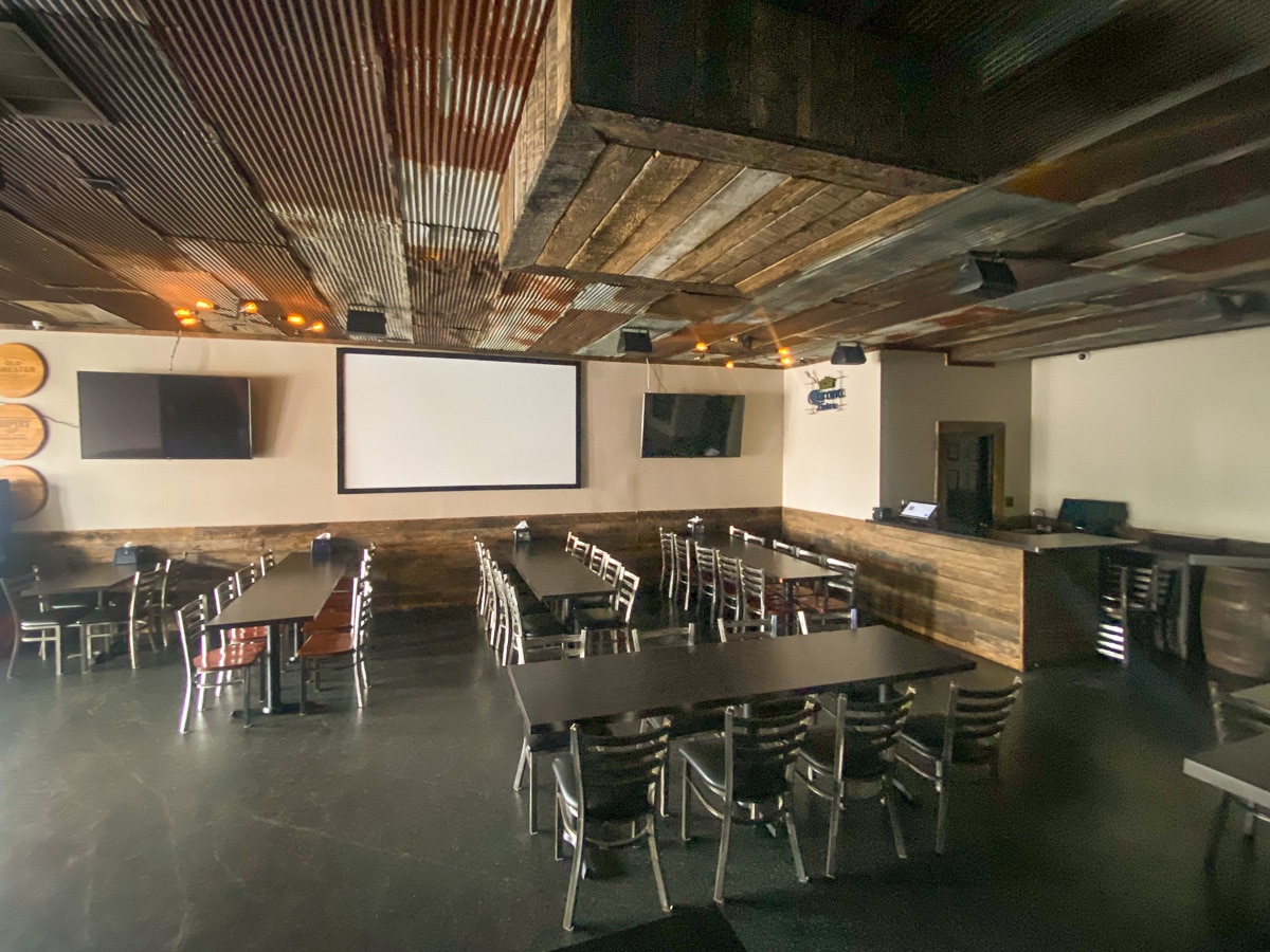 Barrel 33 Tavern & Grill in Middletown, Louisville – interior